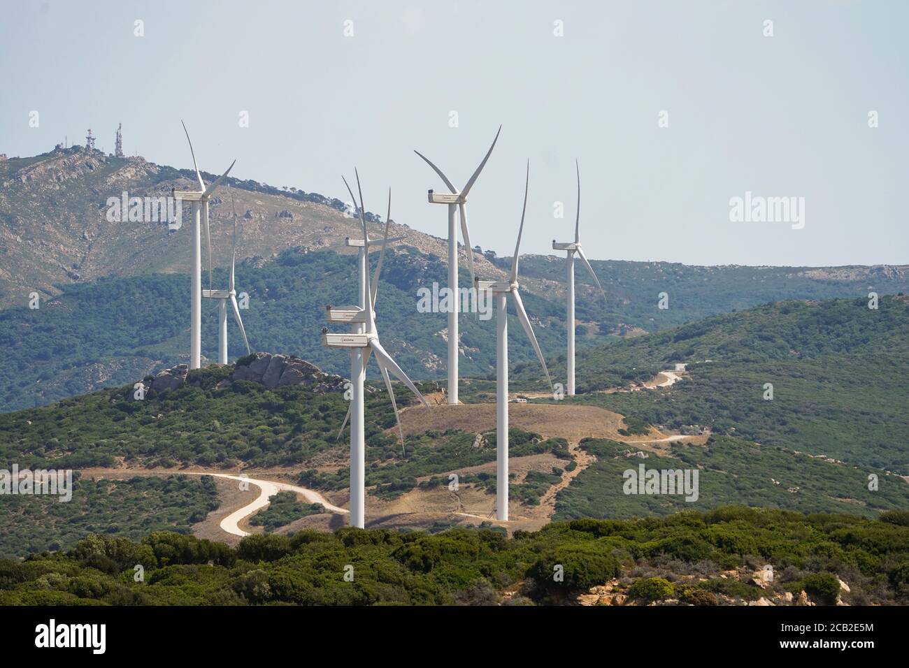 Gruppo di turbine eoliche interne vicino a Tarifa, Andalusia, Spagna. Foto Stock