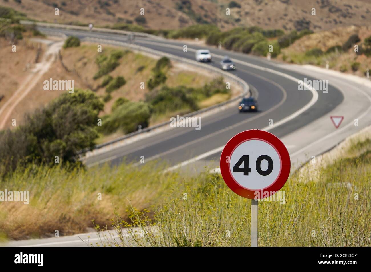Traffico su strada tortuosa spagnola, N-340 con indicazione stradale 40. Vicino a Tarifa, Cadice, Spagna. Foto Stock