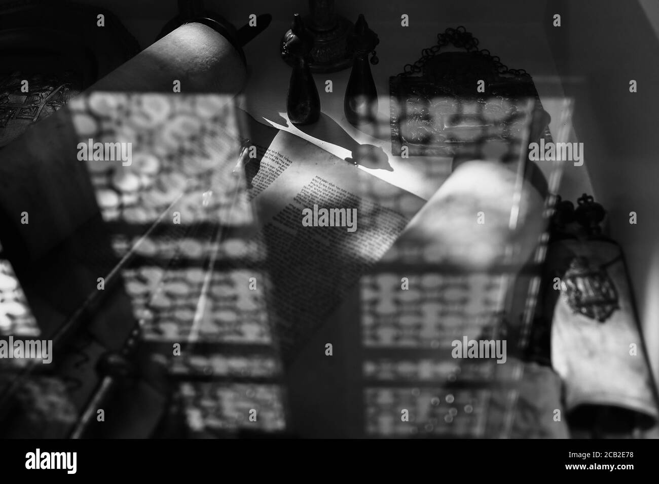 BUDAPEST, UNGHERIA - 30 marzo 2017: Gli oggetti di culto ebraici all'interno del museo della Grande Sinagoga sulla via Dohany. Foto Stock