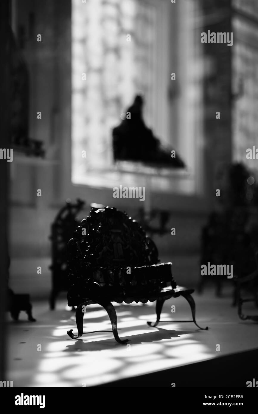 BUDAPEST, UNGHERIA - 30 marzo 2017: Gli oggetti di culto ebraici all'interno del museo della Grande Sinagoga sulla via Dohany. Foto Stock