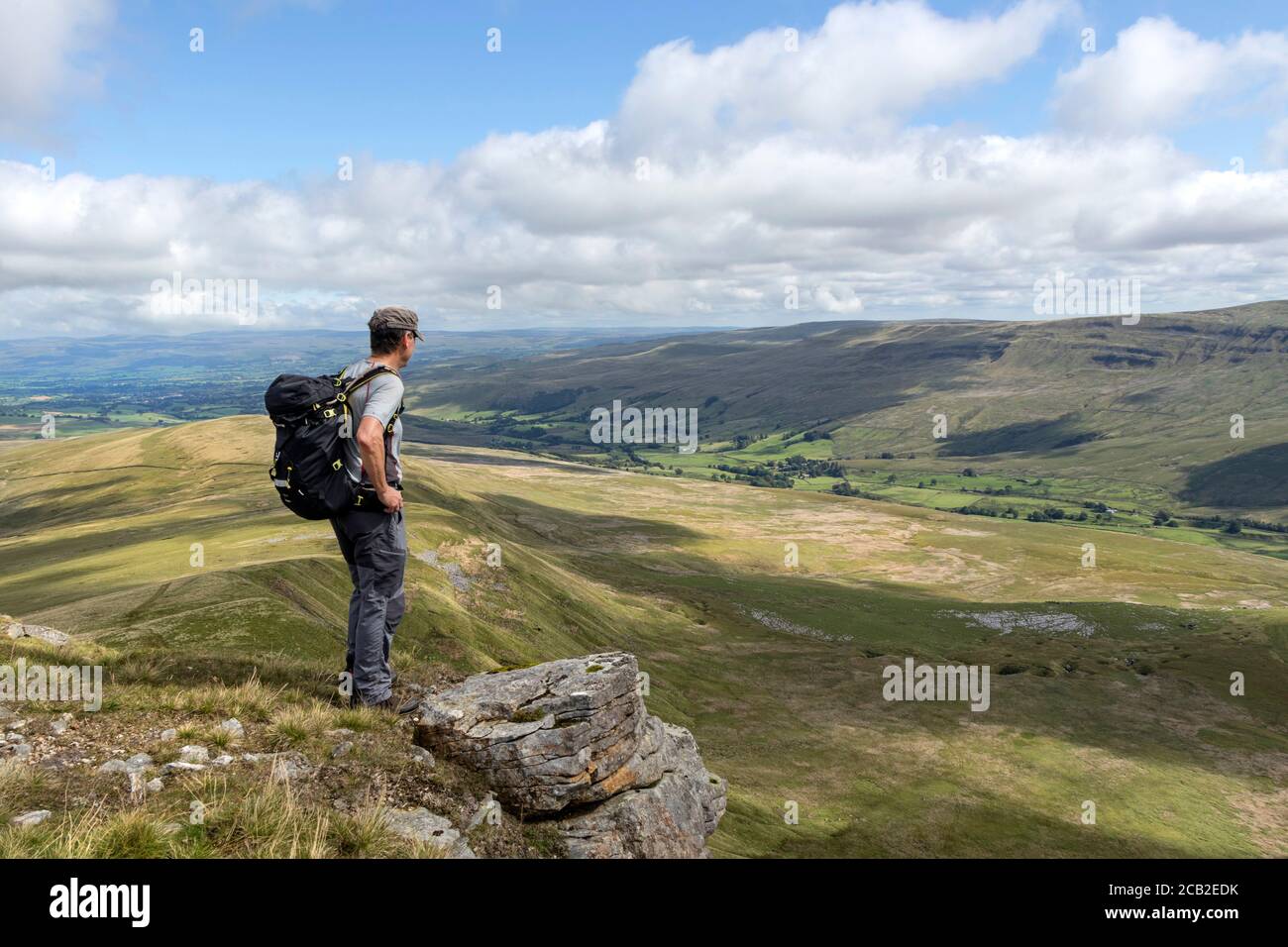 Walker godendo della vista da Wild Boar cadde su Mallerstang, Cumbria, Regno Unito Foto Stock