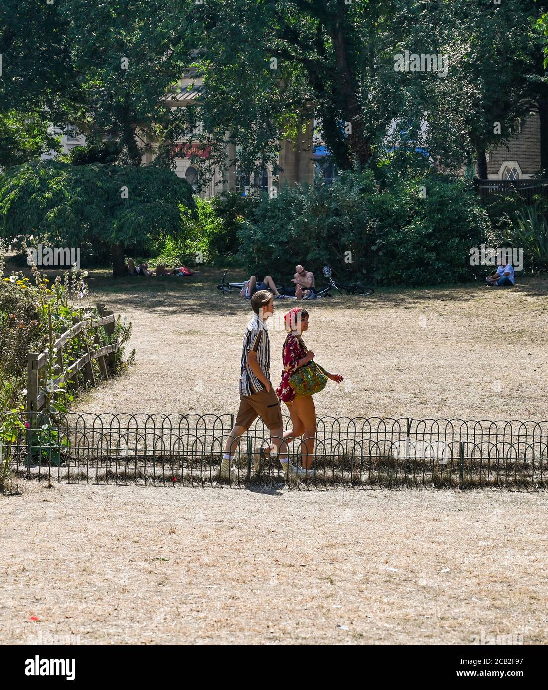 Brighton UK 10 agosto 2020 - i visitatori godono del sole caldo nei Royal Pavilion Gardens di Brighton, mentre le temperature raggiungono di nuovo gli anni 30 in alcune parti del Sud Est : Credit Simon Dack / Alamy Live News Foto Stock