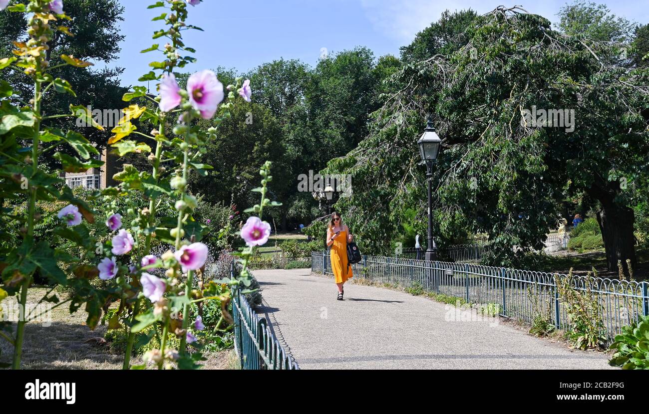 Brighton UK 10 agosto 2020 - i visitatori godono del sole caldo nei Royal Pavilion Gardens di Brighton, mentre le temperature raggiungono di nuovo gli anni 30 in alcune parti del Sud Est : Credit Simon Dack / Alamy Live News Foto Stock