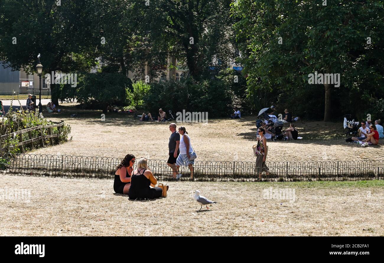 Brighton UK 10 agosto 2020 - i visitatori godono del sole caldo nei Royal Pavilion Gardens di Brighton, mentre le temperature raggiungono di nuovo gli anni 30 in alcune parti del Sud Est : Credit Simon Dack / Alamy Live News Foto Stock