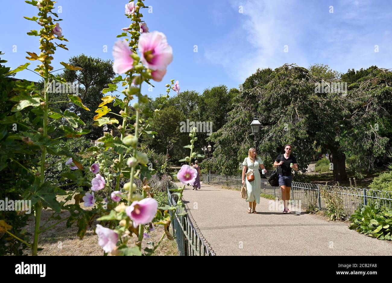 Brighton UK 10 agosto 2020 - i visitatori godono del sole caldo nei Royal Pavilion Gardens di Brighton, mentre le temperature raggiungono di nuovo gli anni 30 in alcune parti del Sud Est : Credit Simon Dack / Alamy Live News Foto Stock