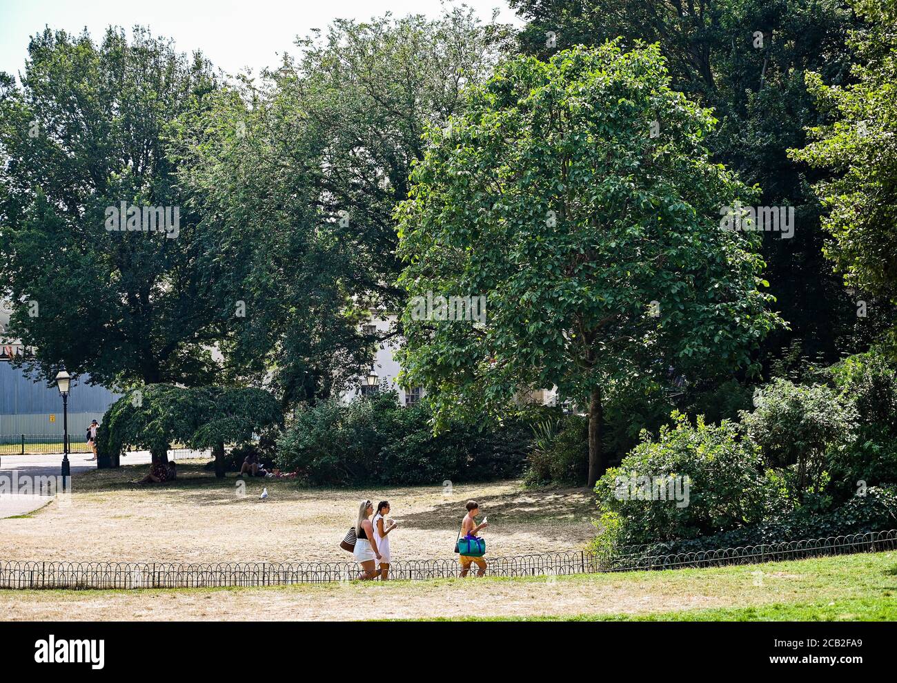 Brighton UK 10 agosto 2020 - i visitatori godono del sole caldo nei Royal Pavilion Gardens di Brighton, mentre le temperature raggiungono di nuovo gli anni 30 in alcune parti del Sud Est : Credit Simon Dack / Alamy Live News Foto Stock