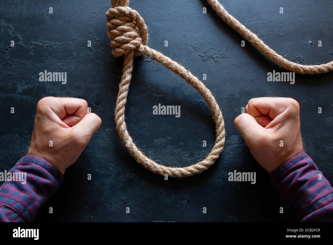 un uomo mostra la volontà di non suicidarsi Foto Stock