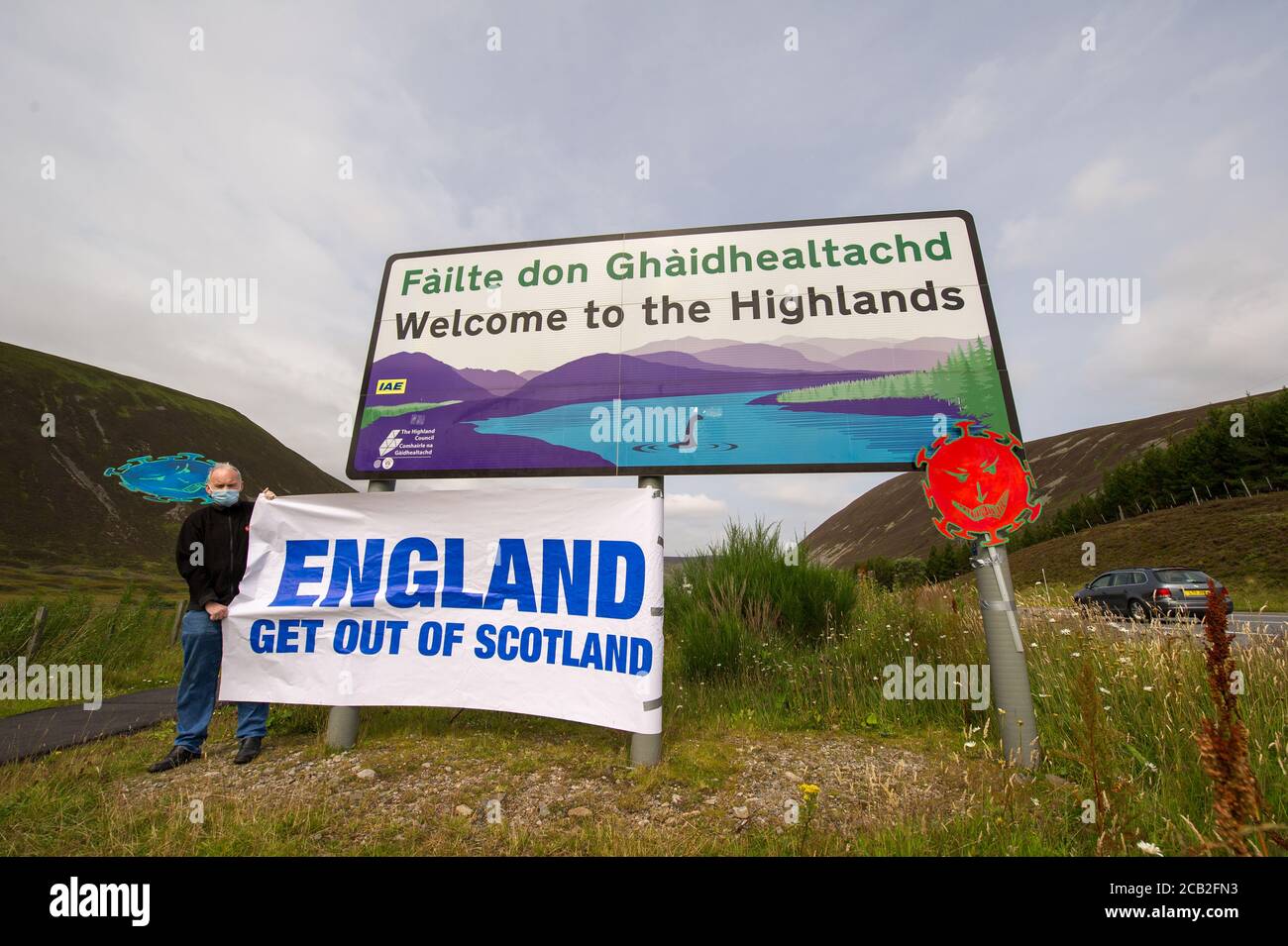 Confine con la regione delle Highland, passo di Drumochter, Scozia, Regno Unito. 10 agosto 2020 nella foto: Sean Clerkin of Action for Scotland sta protestando oggi al confine con la regione delle Highland, chiedendo al primo ministro, Nicola Sturgeon, di impedire alle persone provenienti dall'Inghilterra di recarsi nelle Highlands e nelle isole per impedire che la diffusione della COVID-19 avvenga in questa parte della Scozia attraverso viaggi non essenziali. Sean ha detto: Solo la gente locale che vive nelle isole dovrebbe essere autorizzata a viaggiare per le isole traghetto. Credit: Colin Fisher/Alamy Live News. Foto Stock