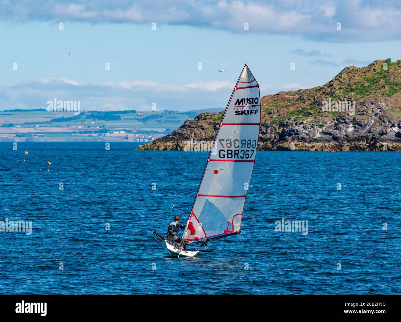 Il gommone di Musto Skiff a Firth of Forth nella soleggiata giornata estiva, Scozia, Regno Unito Foto Stock