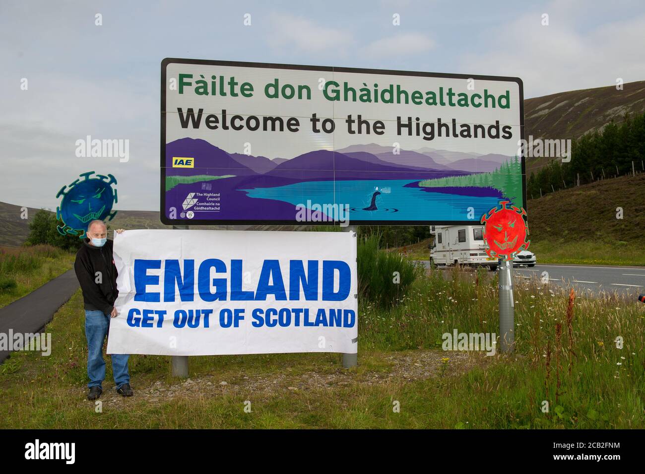 Confine con la regione delle Highland, passo di Drumochter, Scozia, Regno Unito. 10 agosto 2020 nella foto: Sean Clerkin of Action for Scotland sta protestando oggi al confine con la regione delle Highland, chiedendo al primo ministro, Nicola Sturgeon, di impedire alle persone provenienti dall'Inghilterra di recarsi nelle Highlands e nelle isole per impedire che la diffusione della COVID-19 avvenga in questa parte della Scozia attraverso viaggi non essenziali. Sean ha detto: Solo la gente locale che vive nelle isole dovrebbe essere autorizzata a viaggiare per le isole traghetto. Credit: Colin Fisher/Alamy Live News. Foto Stock