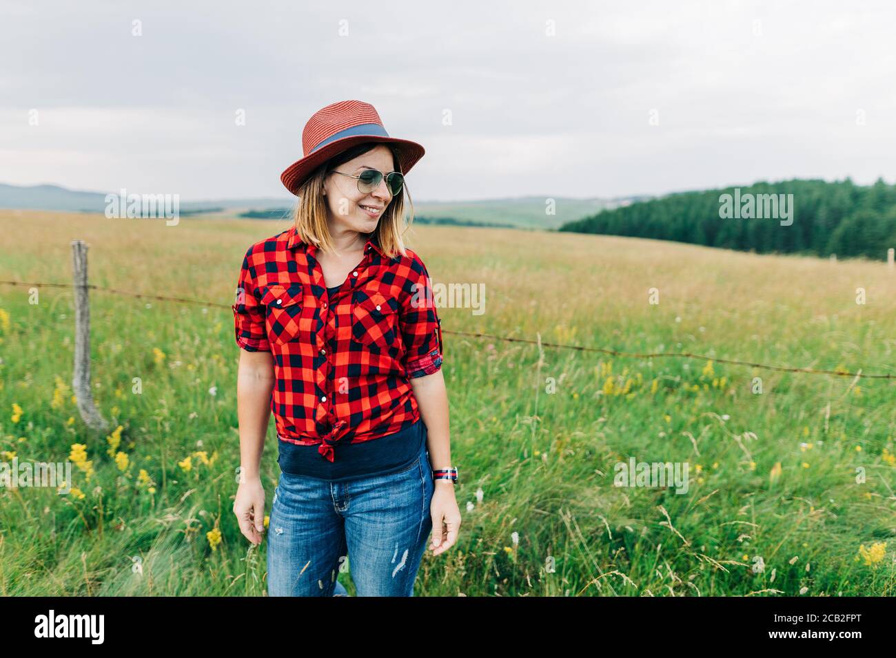 Ritratto di una giovane donna casual sul campo Foto Stock