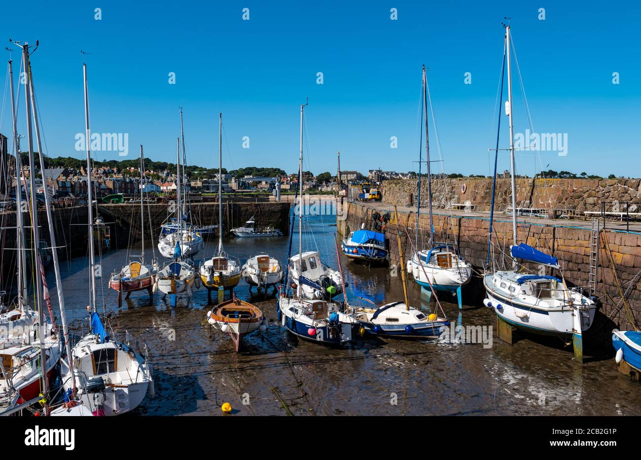 Barche a vela e yacht si agganantano a bassa marea, porto di Berwick Nord, East Lothian, Scozia, Regno Unito Foto Stock