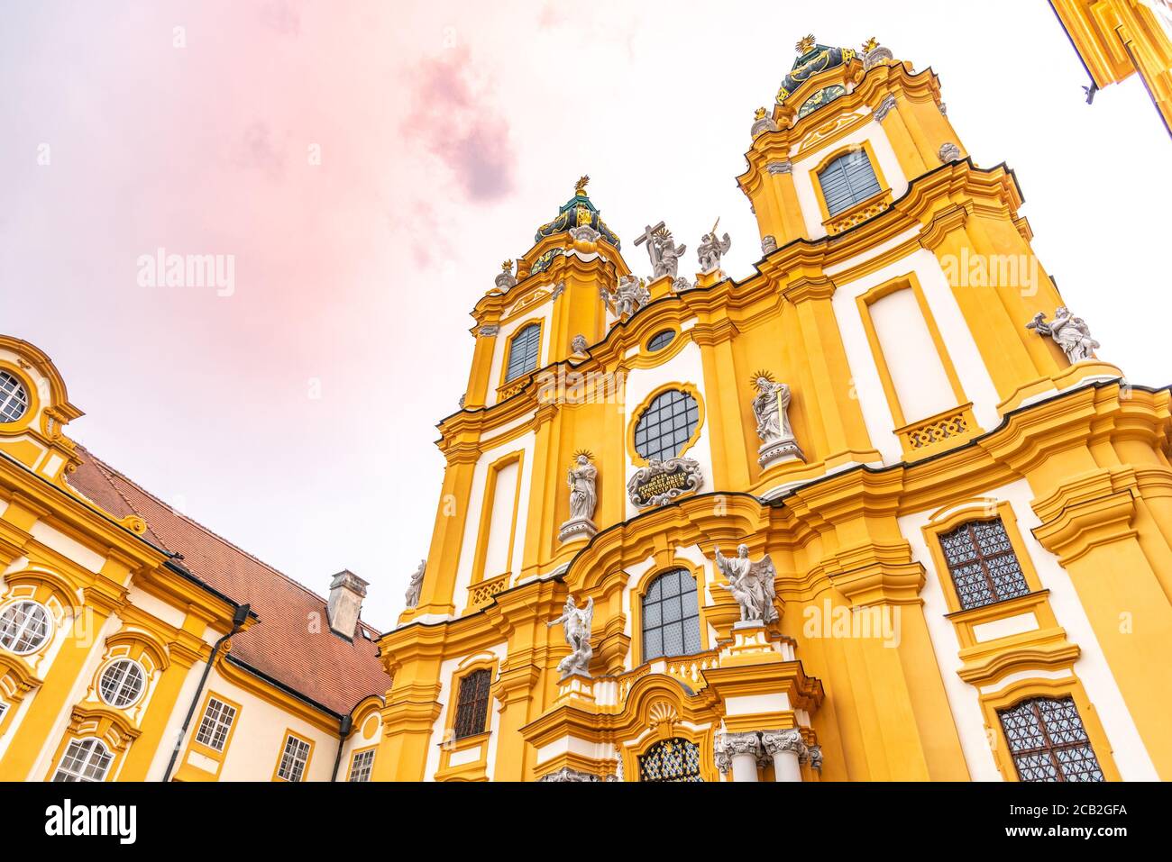 Chiesa dell'Abbazia di Melk. Portale principale con due torri. Melk, Austria. Foto Stock