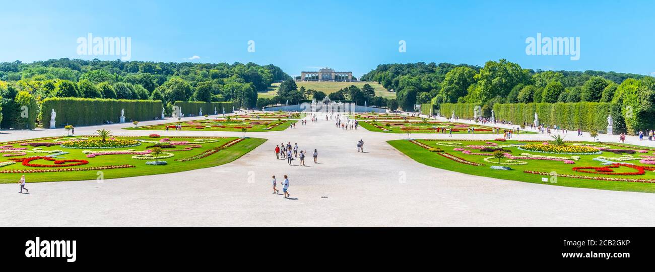 VIENNA, AUSTRIA - 23 LUGLIO 2019: La Gloriette nei Giardini del Palazzo di Schonbrunn, Vienna, Austria Foto Stock