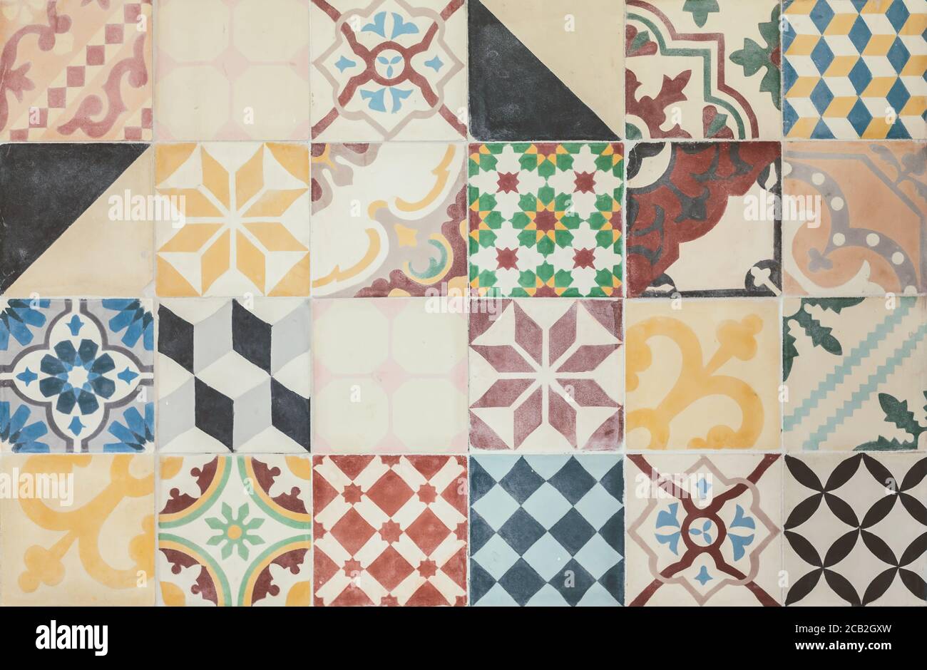 Set colorato di antiche piastrelle ornamentali dal Portogallo Foto Stock