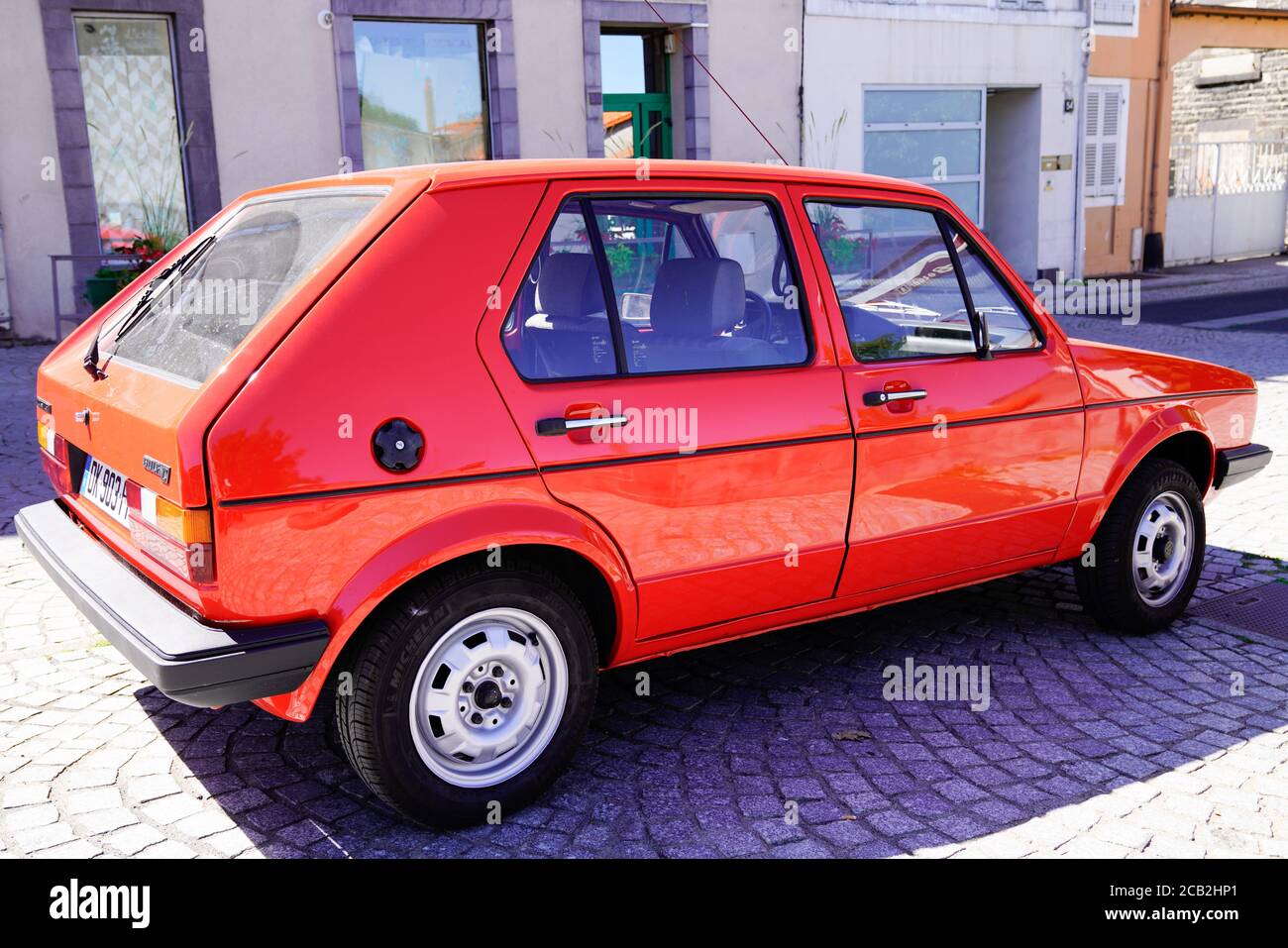Bordeaux , Aquitaine / Francia - 08 04 2020 : Volkswagen Golf 1 auto rosso  giovane timer e classico veicolo retrò d'epoca Foto stock - Alamy