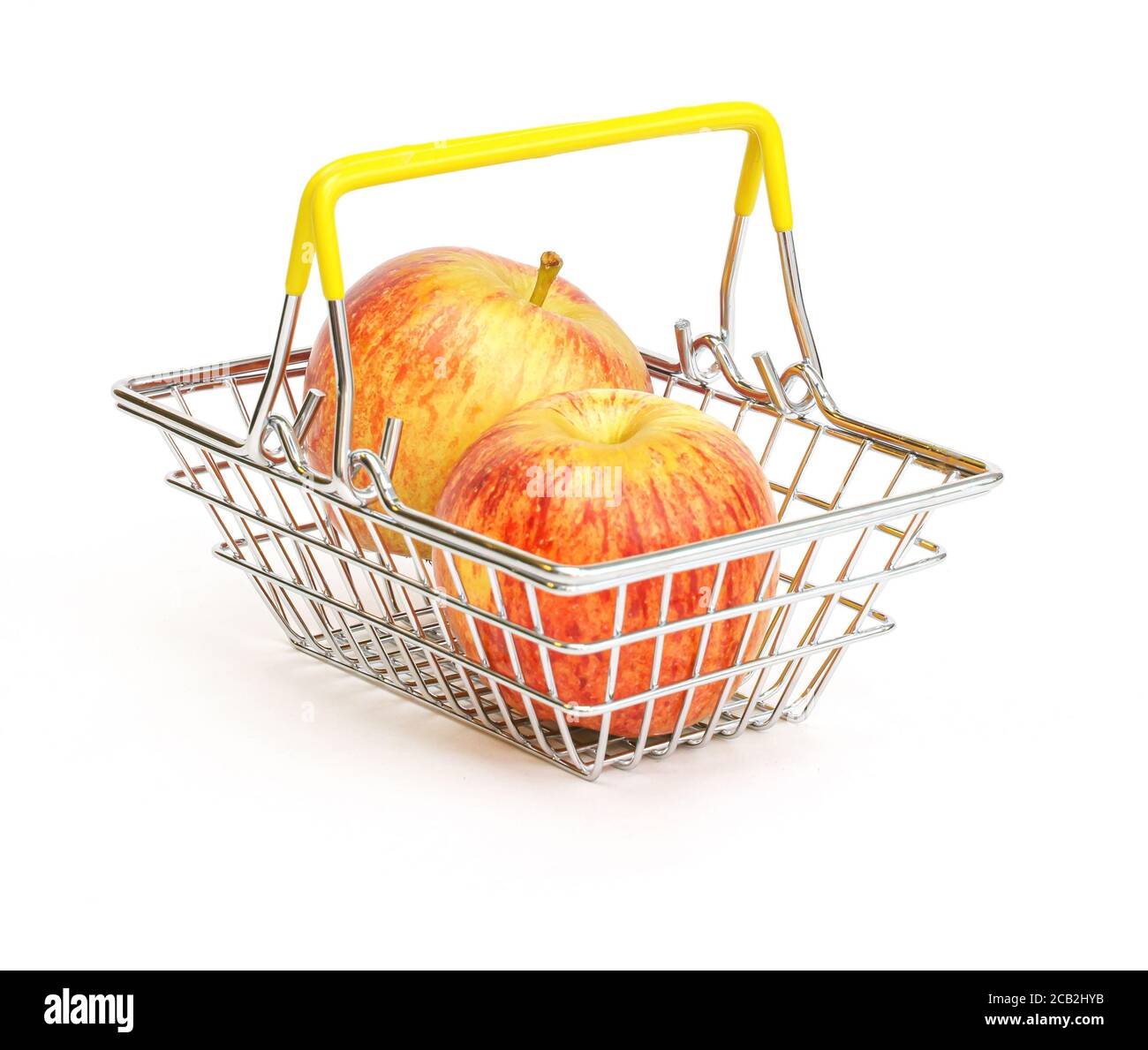 un piccolo cestino con frutta, mele, su sfondo bianco. Cibo sano, cibo vegetariano, verdure, shopping al supermercato. Foto Stock