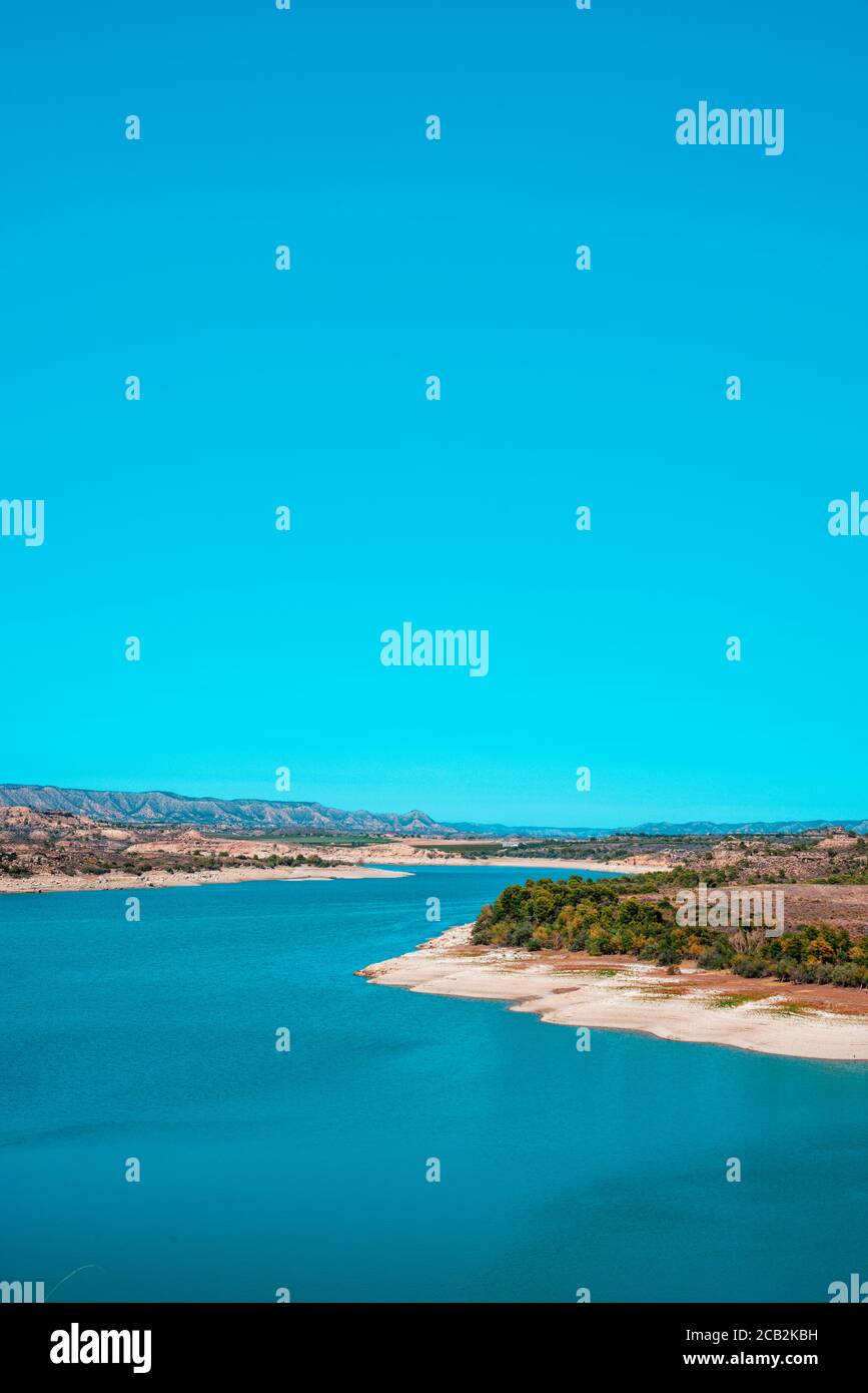 Una vista sul bacino idrico di Mequinenza, nel fiume Ebro, noto anche come Mar de Aragon, Mare d'Aragona, nella provincia di Saragozza, in Spagna, in un'estate limpida Foto Stock