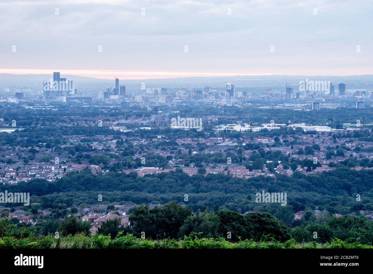 Skyline di Manchester visto da est, agosto 2020. Manny, Manc, 0161, cottonopolis, madchester, città di magazzino, la città piovosa. Inghilterra Regno Unito. Foto Stock