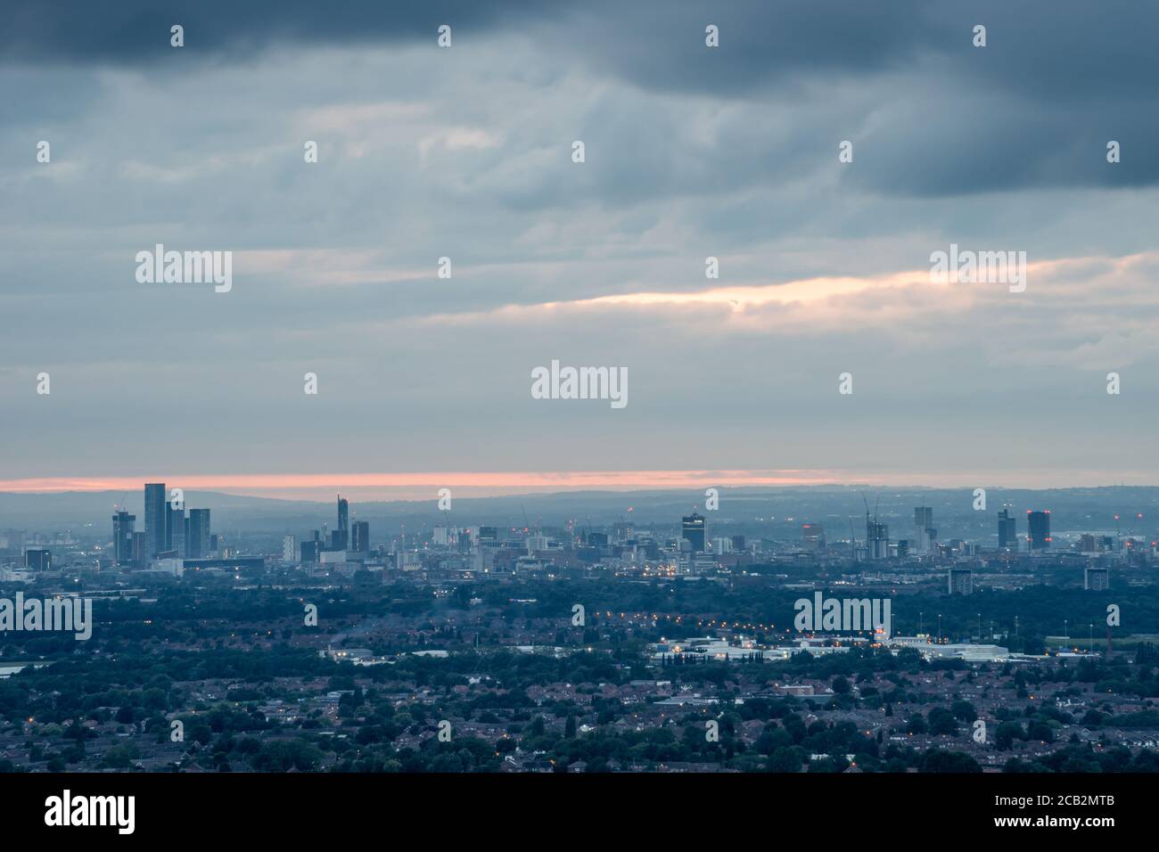 Skyline di Manchester visto da est, agosto 2020. Manny, Manc, 0161, cottonopolis, madchester, città di magazzino, la città piovosa. Inghilterra Regno Unito. Foto Stock