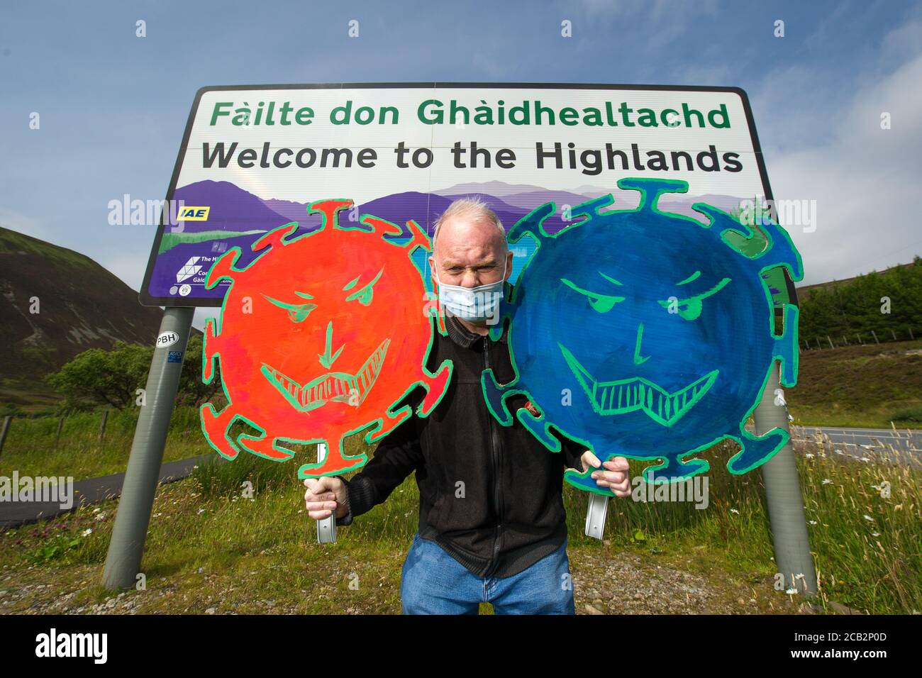 Confine con la regione delle Highland, passo di Drumochter, Scozia, Regno Unito. 10 agosto 2020 nella foto: Sean Clerkin of Action for Scotland sta protestando oggi al confine con la regione delle Highland, chiedendo al primo ministro, Nicola Sturgeon, di impedire alle persone provenienti dall'Inghilterra di recarsi nelle Highlands e nelle isole per impedire che la diffusione della COVID-19 avvenga in questa parte della Scozia attraverso viaggi non essenziali. Sean ha detto: Solo la gente locale che vive nelle isole dovrebbe essere autorizzata a viaggiare per le isole traghetto. Le autorità britanniche hanno messo in quarantena i turisti britannici che tornavano dalla Spagna quando la Spagna aveva 27 CO Foto Stock