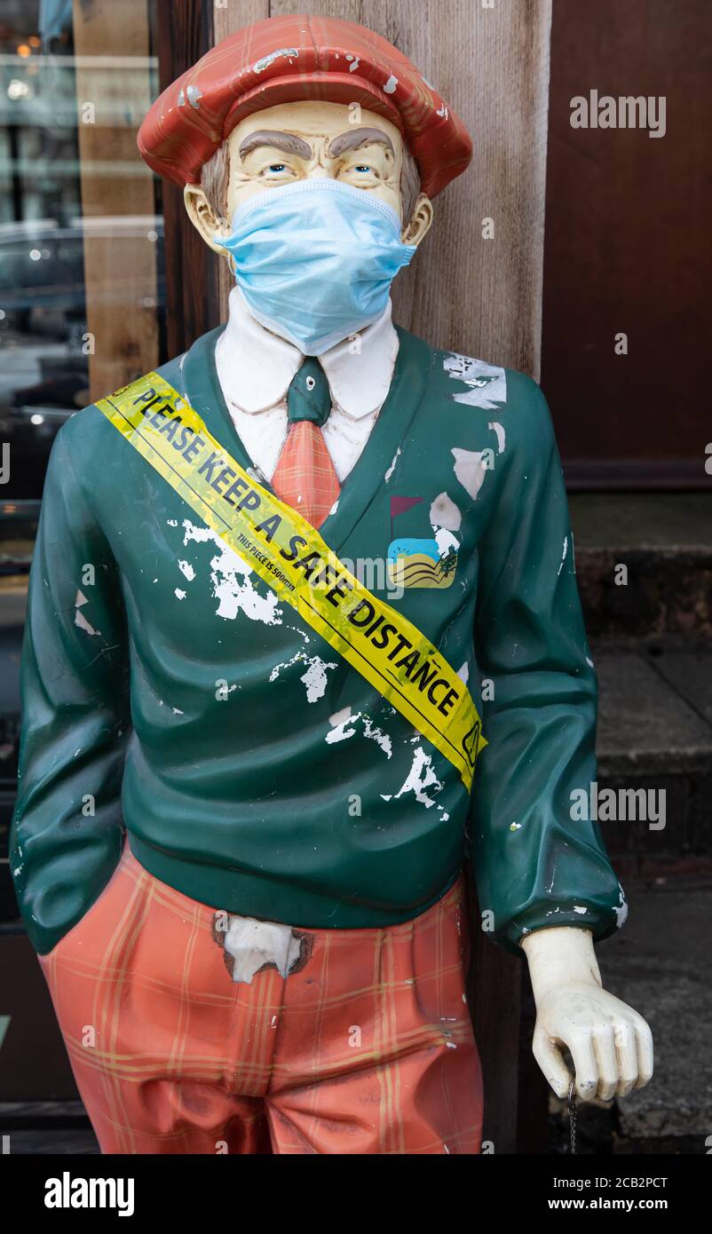 Oxted, Regno Unito. 10th ago, 2020.A statua fuori di un negozio in Oxted che ricorda alla gente di indossare una maschera facciale e mantenere una distanza sicura durante il tempo caldo come l'onda di calore continua, si prevede di continuare fino a Giovedi con sporadiche tempeste di tuoni nei prossimi giorni.la temperatura di oggi è 32C. Credit: Keith Larby/Alamy Live News Foto Stock