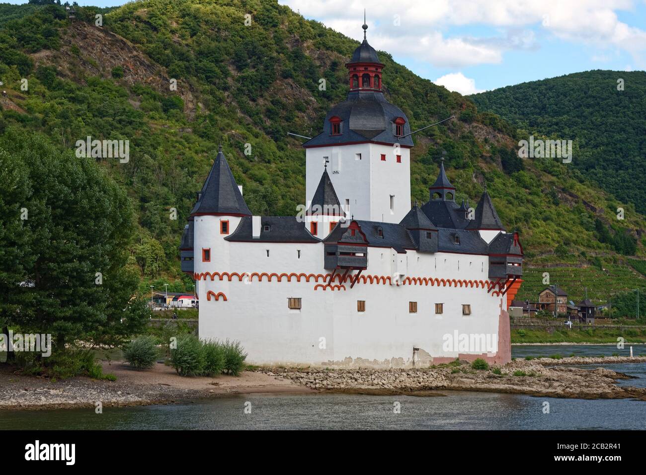 Castello di Pfalz; 1327; castello a pedaggio; torre barocca; 17 secolo; vecchio edificio bianco, cornice rossa, piccola isola; museo; fiume Reno; sito UNESCO; Europa, Foto Stock