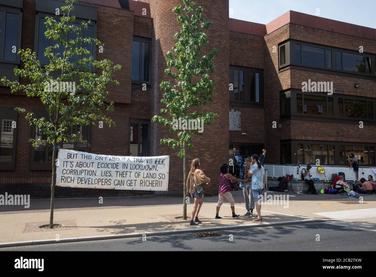 High Wycombe, Regno Unito. 10 agosto 2020. Gli attivisti ambientali del gruppo di azione diretta anti-HS2 Rebellion mostrano sostegno a coloro che, prevalentemente adolescenti, presenziano a un’audizione presso la Corte dei Magistrati di High Wycombe dopo essere stati arrestati in base al Trade Union and Labour Relations Act mentre si trovano su un ponte su un sentiero pubblico nel Denham Country Park. Credit: Mark Kerrison/Alamy Live News Foto Stock