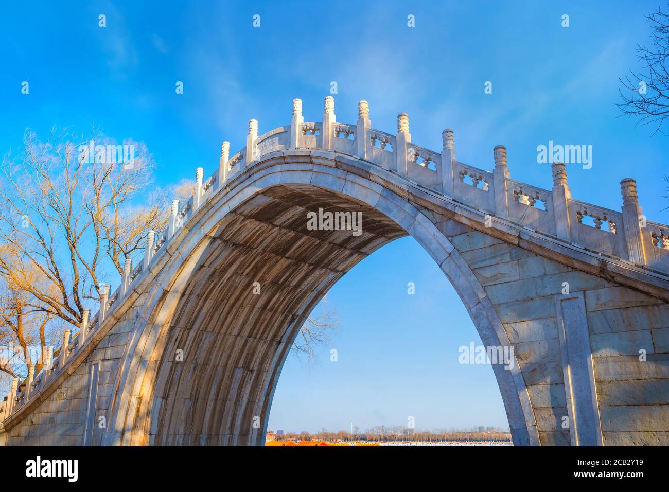 Pechino, Cina - Gen 13 2020: Il Jade Belt Bridge è un ponte pedonale di luna del XVIII secolo situato sui terreni del Palazzo Estivo, famoso per me Foto Stock