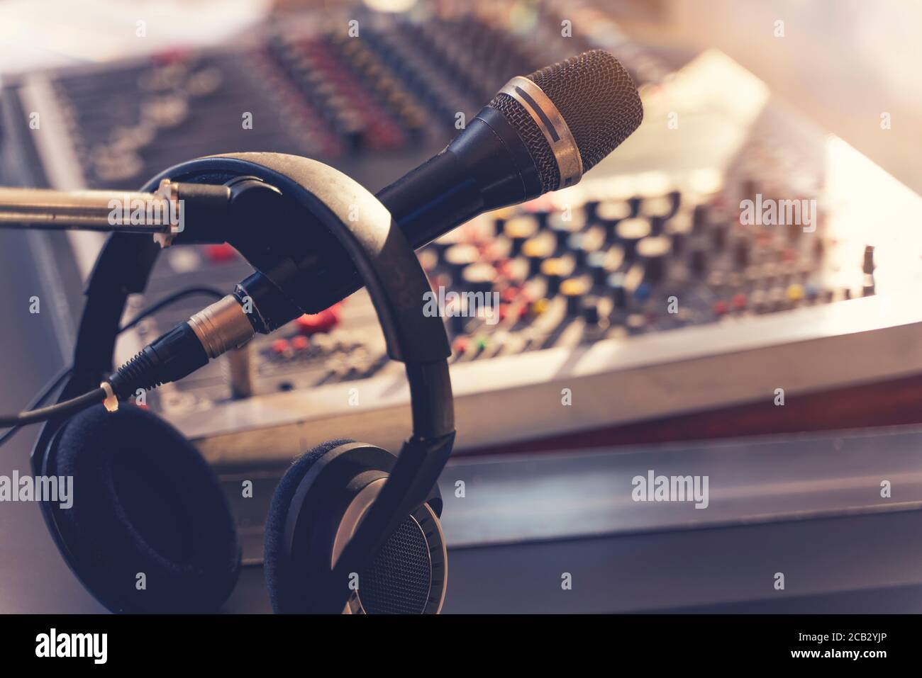 Strumenti musicali o concetto dj. Lo sfondo del microfono, delle cuffie e  del mixer audio Foto stock - Alamy
