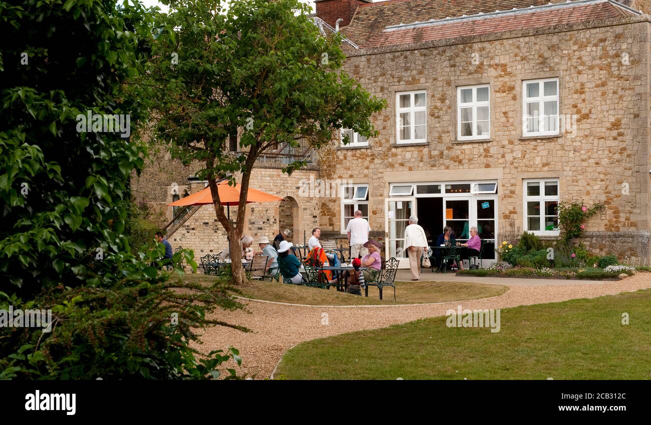 I visitatori potranno gustare un rinfresco all'esterno dell'Almonry Restaurant, nei terreni della cattedrale di Ely, Ely, Cambridgeshire, Inghilterra. Foto Stock
