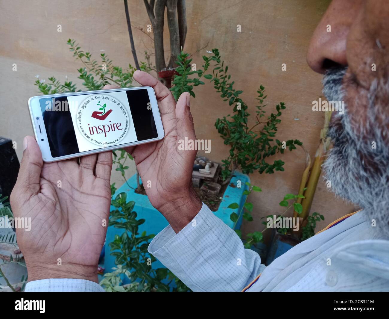 DISTRETTO KATNI, INDIA - 23 MAGGIO 2020: Uomo che detiene smartphone con l'innovazione nella ricerca scientifica per ispirato schema di ricerca sullo schermo. Governo indiano Foto Stock