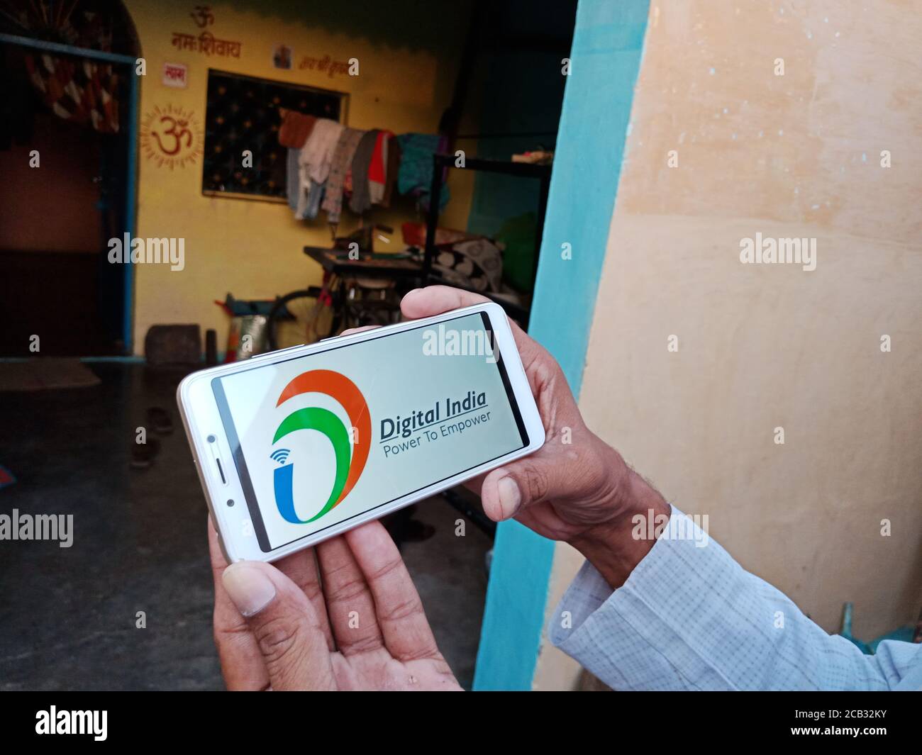 DISTRETTO KATNI, INDIA - 23 MAGGIO 2020: Uomo che tiene smartphone con la potenza digitale visualizzata india per potenziare lo schema sullo schermo. Governo indiano Foto Stock