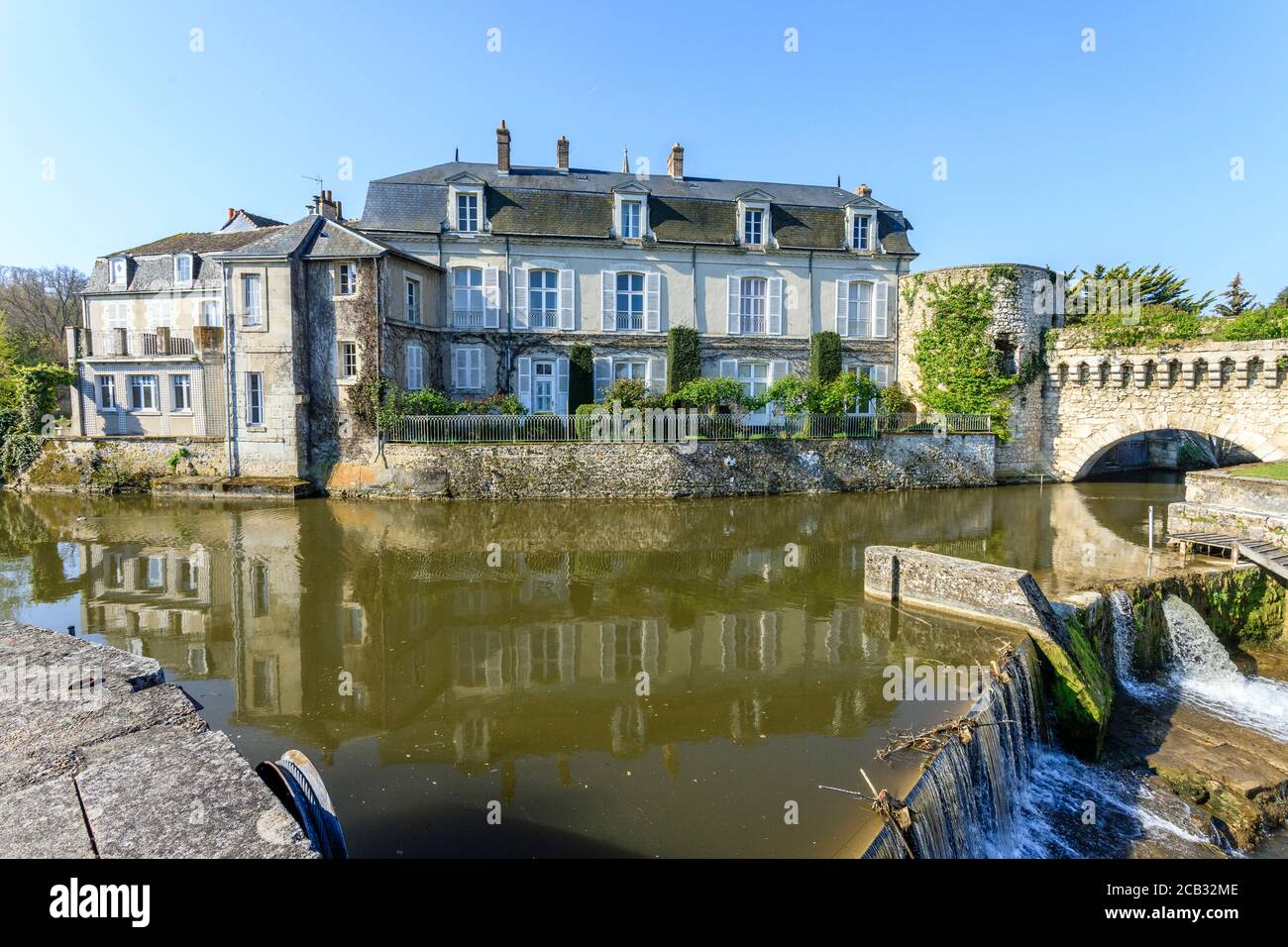 Francia, Loir et Cher, Vendome, fiume Loir, fortificazioni che circondano la città medievale e la porta d'acqua o Arco del Grand-Pres // Francia, Loir-e Foto Stock
