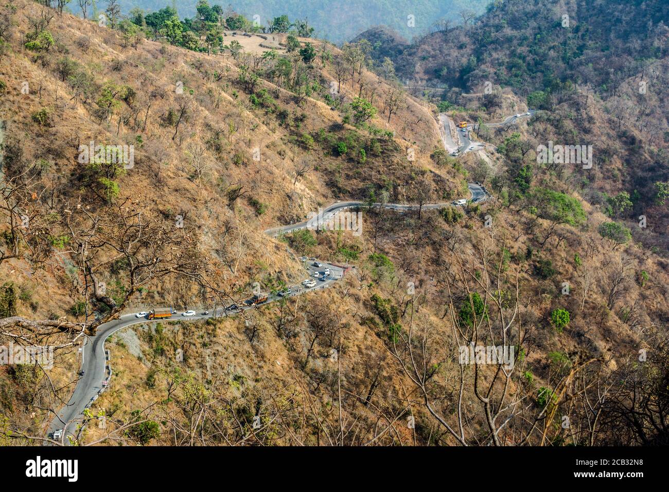 Strada curvilinea sulle montagne di Bhimtal Nainital Uttarakhand Foto Stock