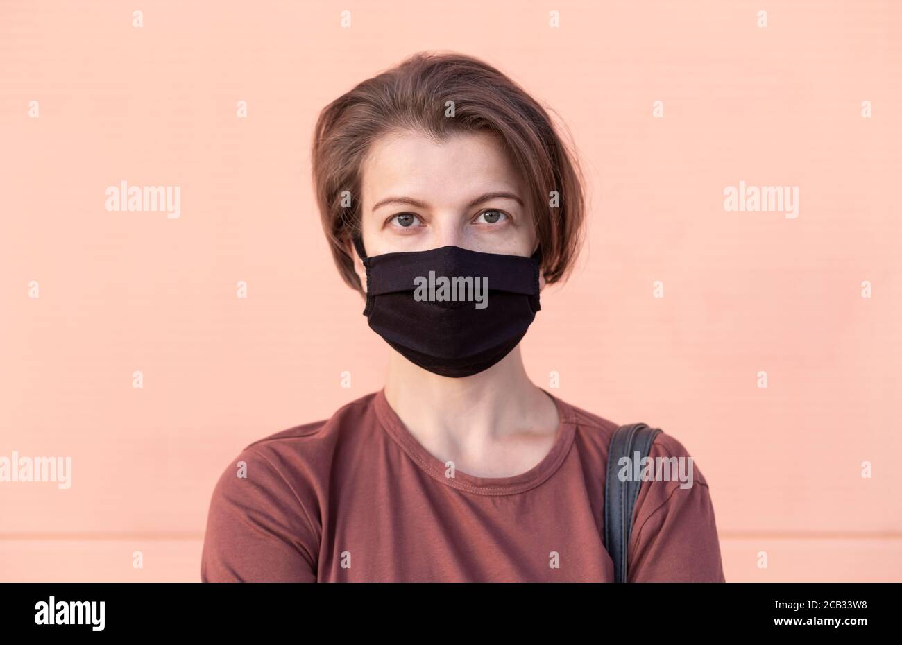 Ritratto di una donna in una maschera medica. Foto Stock