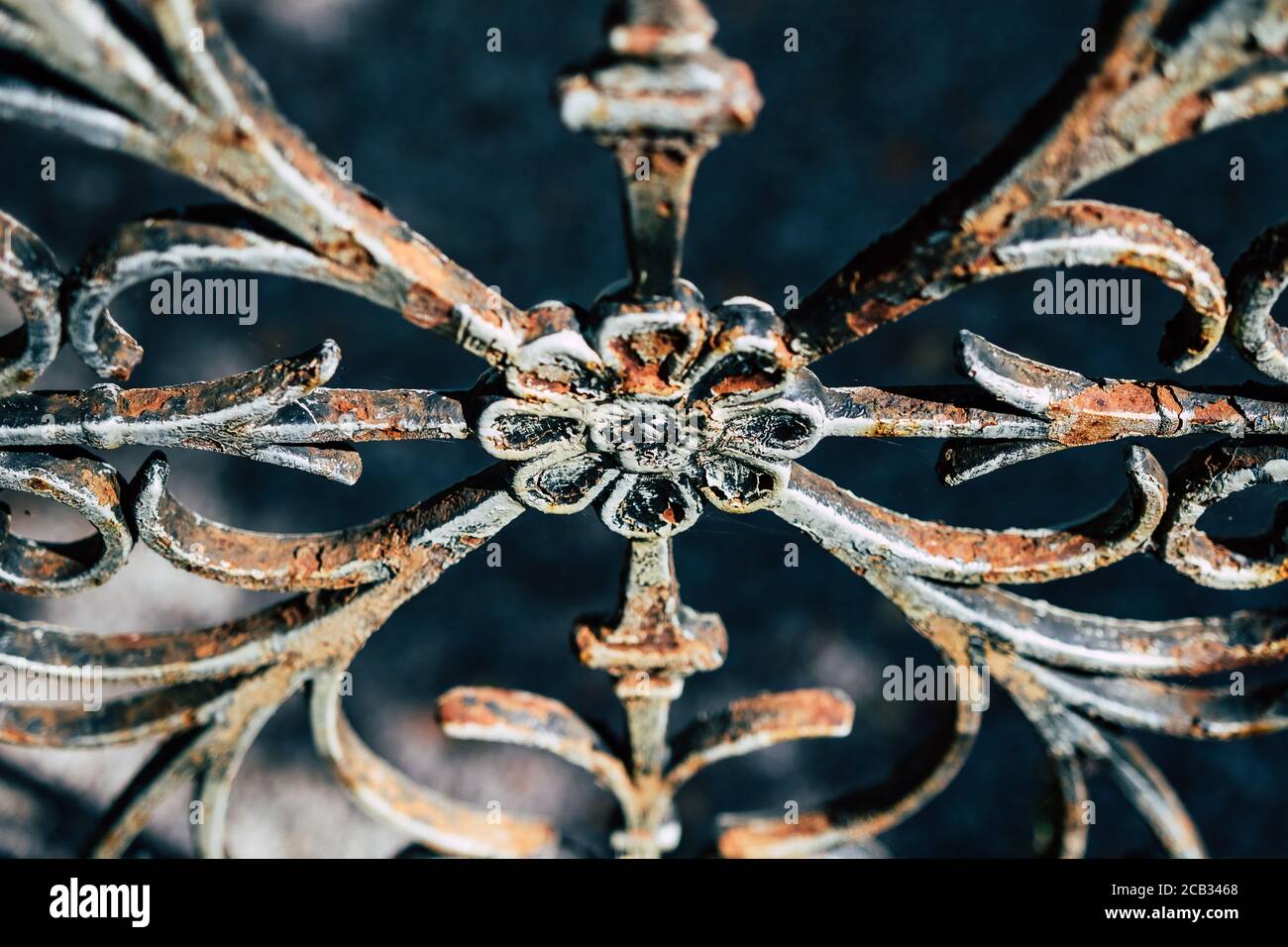 Vecchia griglia in metallo arrugginito con fiori e arabeschi Foto Stock