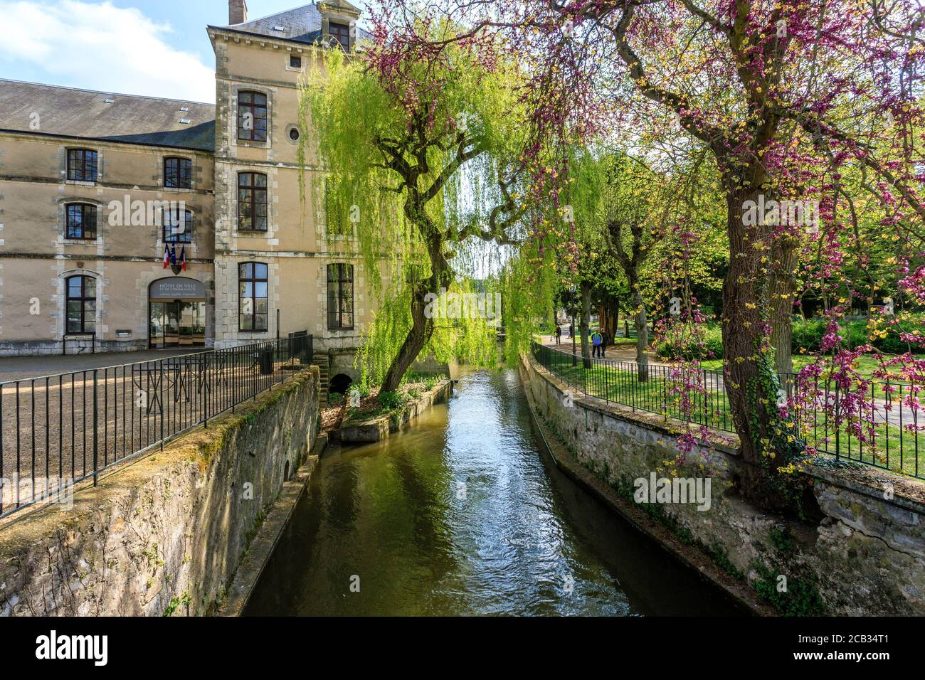 Francia, Loir et Cher, Vendome, Parc Ronsard, Municipio di Vendome e il fiume Loir // Francia, Loir-et-Cher (41), Vendôme, parc Ronsard, Hôtel de Ville Foto Stock