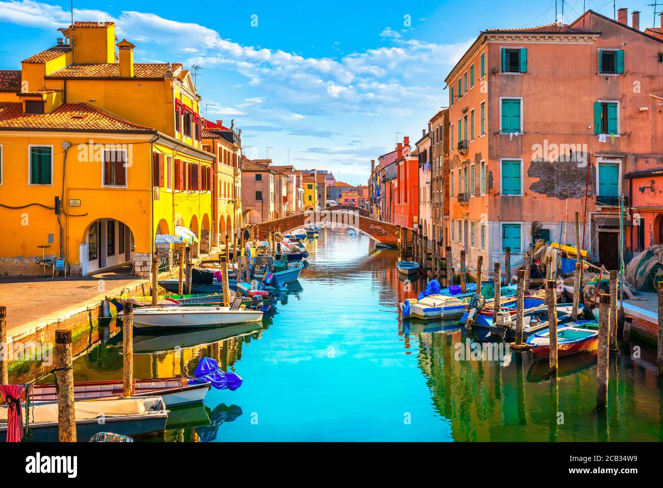 La città di Chioggia in laguna veneziana, acqua canal e chiesa. Veneto, Italia, Europa Foto Stock