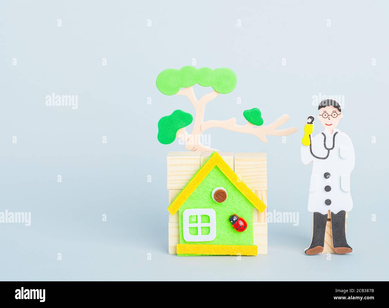 Un medico che si trova a casa con albero. Medico di cartoni animati per bambini. Foto Stock