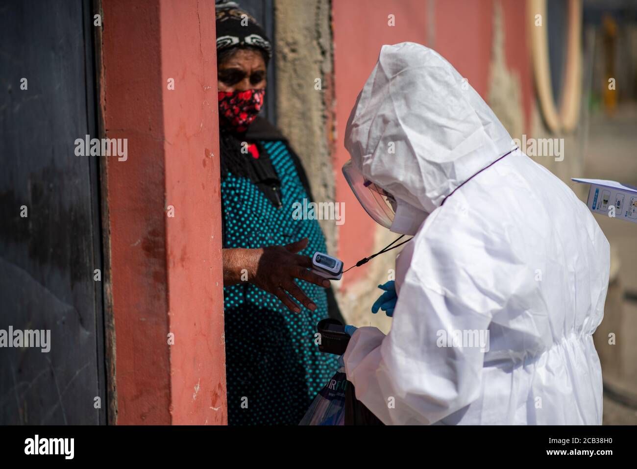 Mallasa/la Paz, Bolivia. 8 agosto 2020. Gli operatori sanitari cercano in quartieri selezionati possibili infezioni COVID-19. Foto Stock