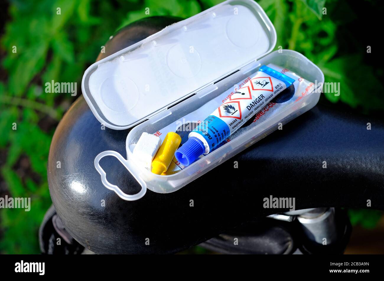 scatola di riparazione per forature di biciclette sulla sella della bicicletta Foto Stock