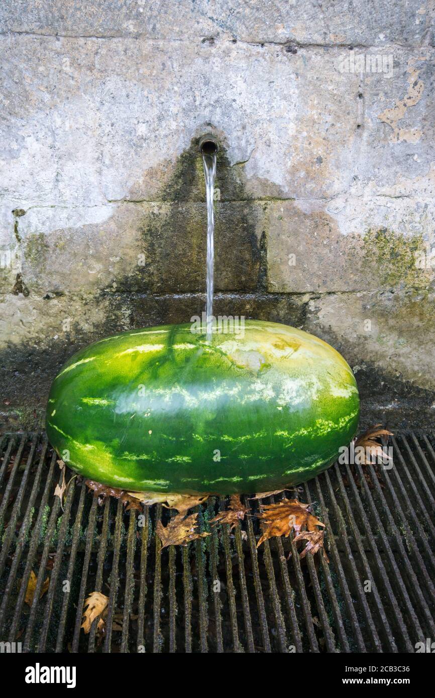 Un melone ad acqua che raffredda sotto una sorgente di acqua dolce nel mani, Peloponneso, Grecia Foto Stock