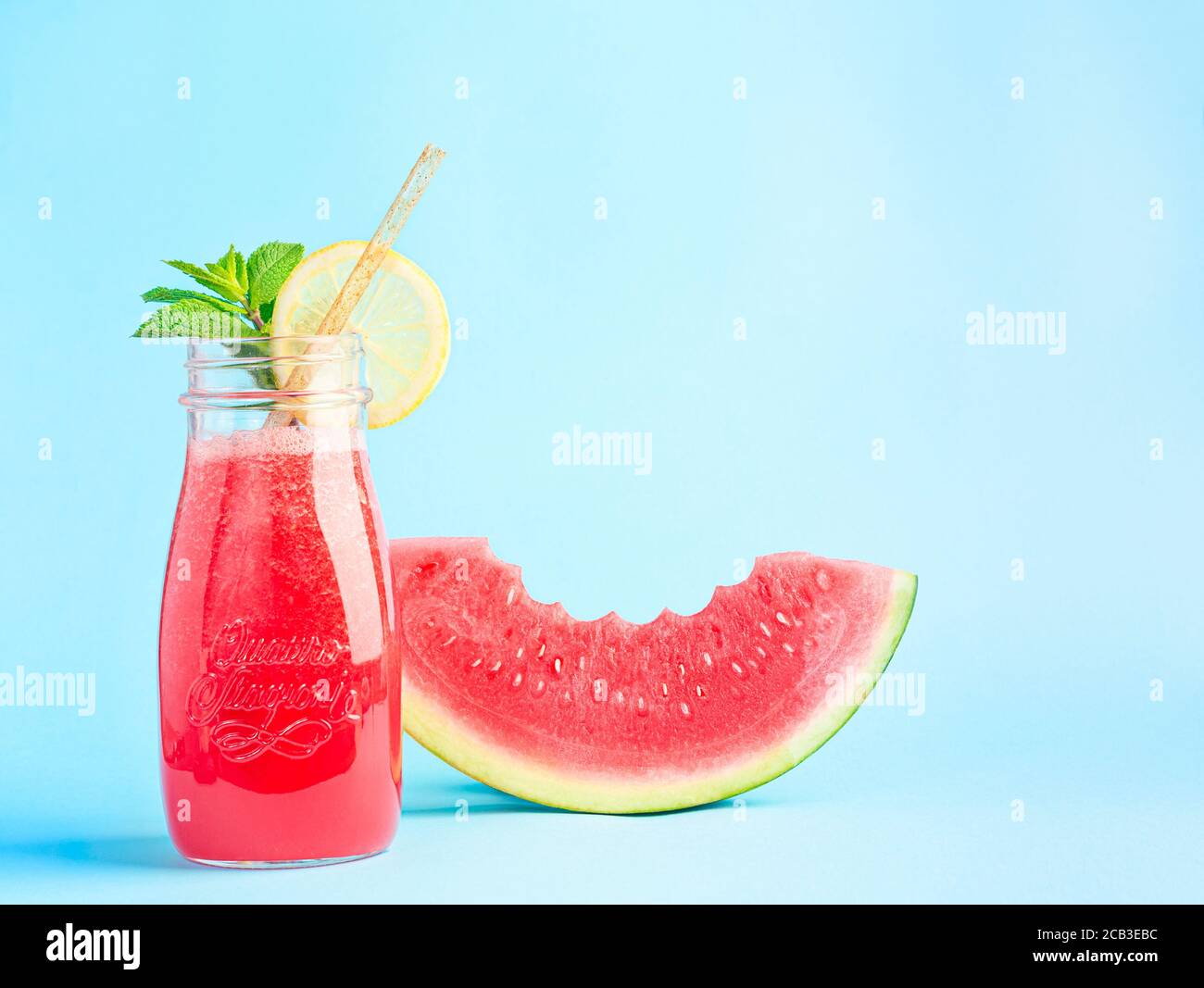 Un frullato di anguria con menta e una fetta Foto Stock