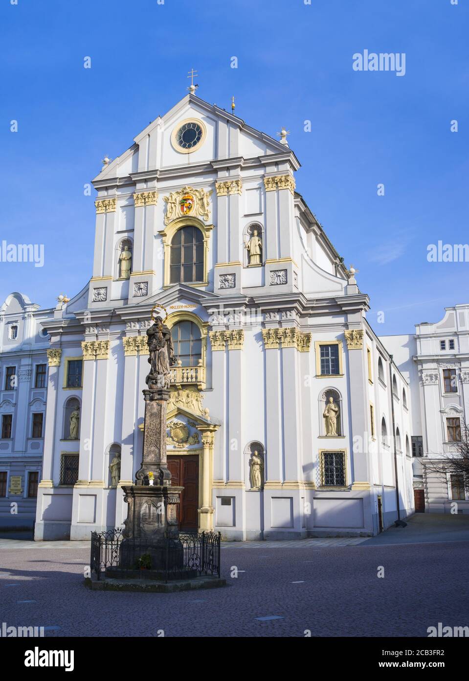 Colonna Mariana e Chiesa di San Vojtech / Adalberto, piazza inferiore ( Dolni namesti ), Opava, Repubblica Ceca / Czechia - storico edificio sacrale pazzo Foto Stock