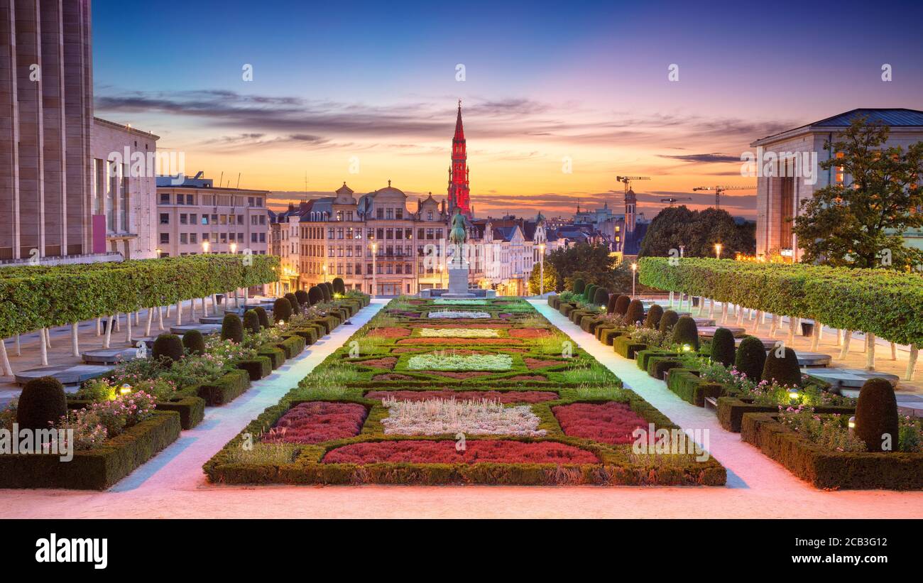 Bruxelles, Belgio. Immagine panoramica del paesaggio urbano di Bruxelles con il Municipio e l'area del Monte delle Arti al tramonto. Foto Stock