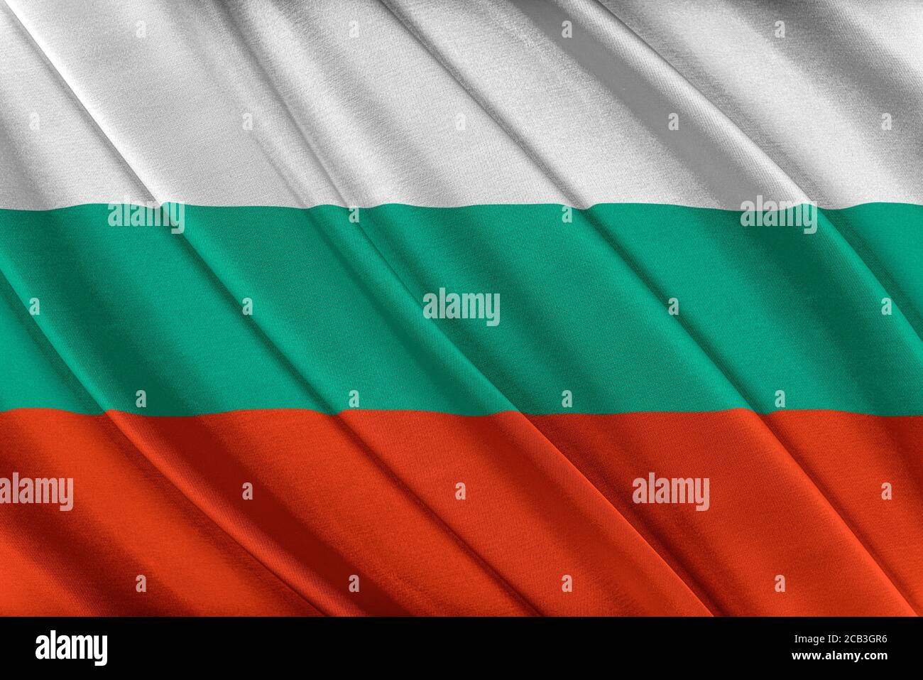 Bandiera bulgara colorata che sventola nel vento. Foto Stock