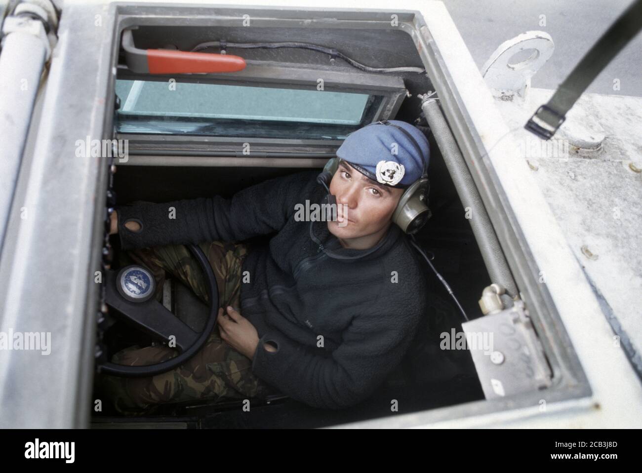 3 aprile 1994 durante la guerra in Bosnia: Un soldato britannico del Reggimento del Duca di Wellington guida un APC sassone sulla Route Diamond, a nord-ovest di Vitez. Foto Stock