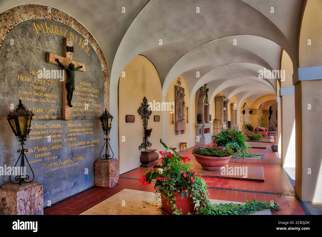 DE - BAVIERA: Le Arcades al cimitero di Bad Toelz (Waldfriedhof) Foto Stock
