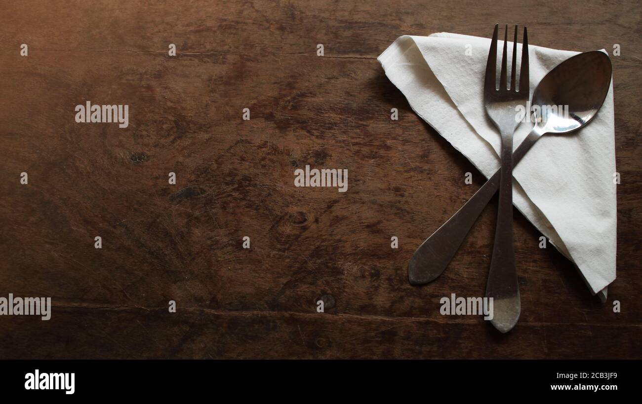 Forchetta e cucchiaio d'argento vintage su un tavolo di legno Foto Stock